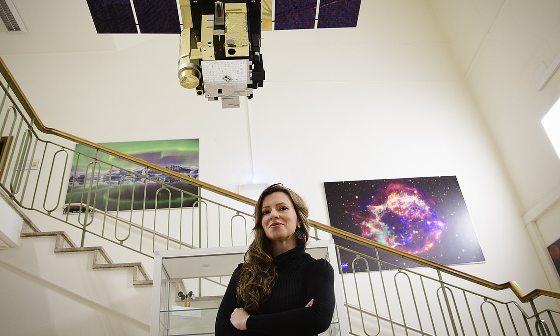 Isabell Piantschitsch steht Stiegenhaus des Instituts für Physik