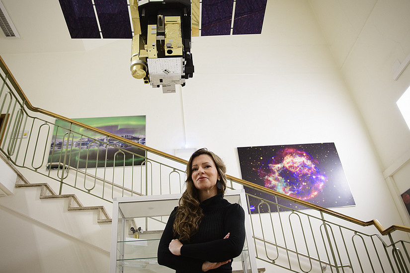 Isabell Piantschitsch steht Stiegenhaus des Instituts für Physik