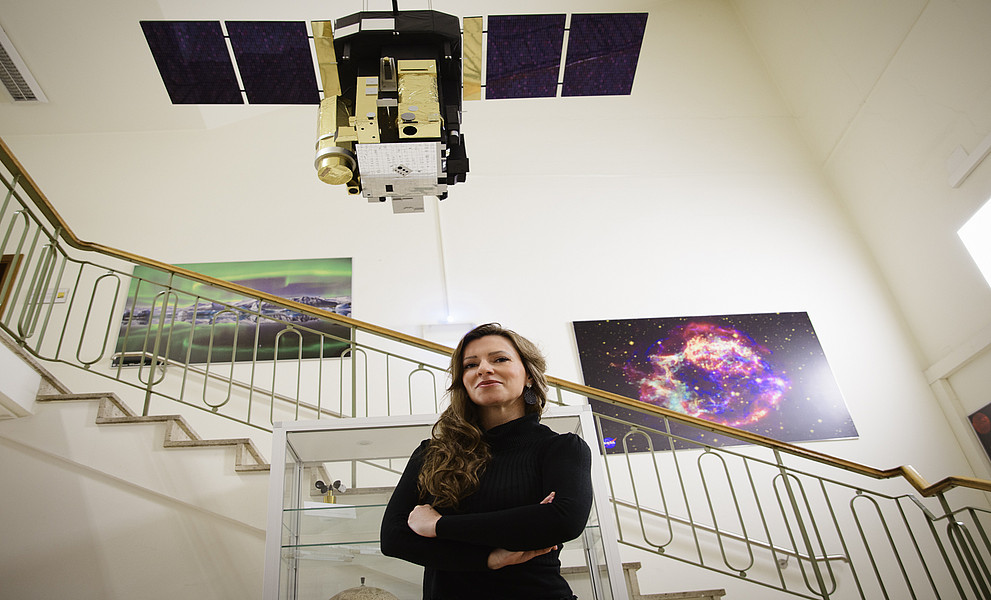 Isabell Piantschitsch steht Stiegenhaus des Instituts für Physik