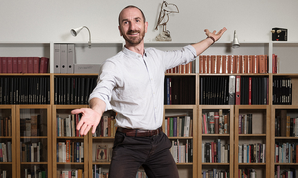Mario Huber posiert lustig im Österreichischen Kabarettarchiv.