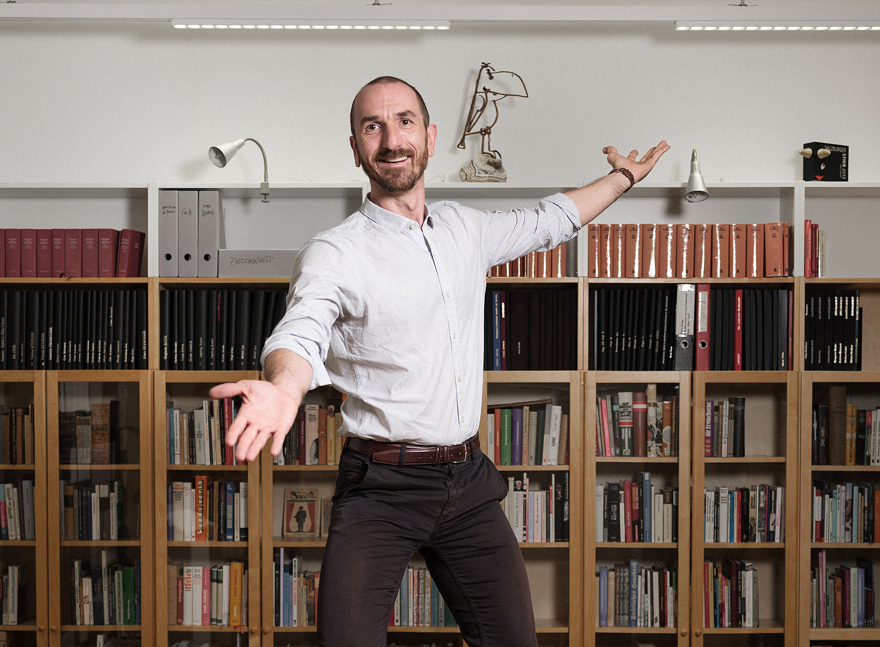 Mario Huber posiert lustig im Österreichischen Kabarettarchiv. 