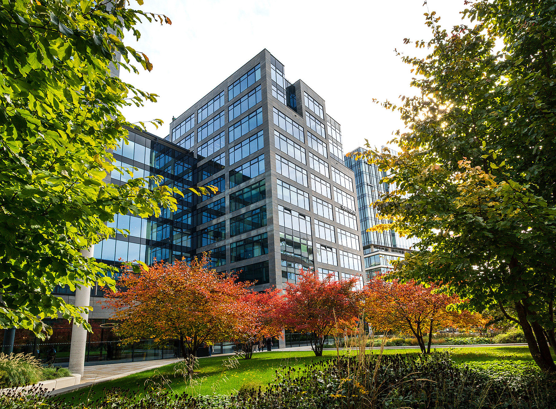 Hochhäuser mitten in einer Parkanlage 