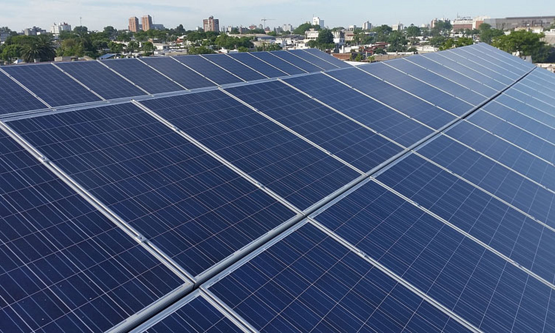 Perfekte Symbiose: Solarthermie und Photovoltaik in Städten. Foto: Pixabay.org