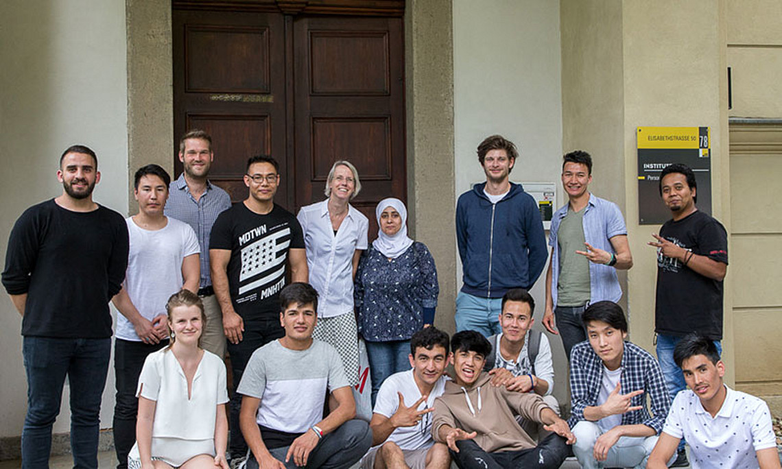 Jugendliche mit Fluchterfahrung besuchten das Institut für Personalpolitik der Uni Graz sowie den Campus. Fotos: Elena Glauninger. 