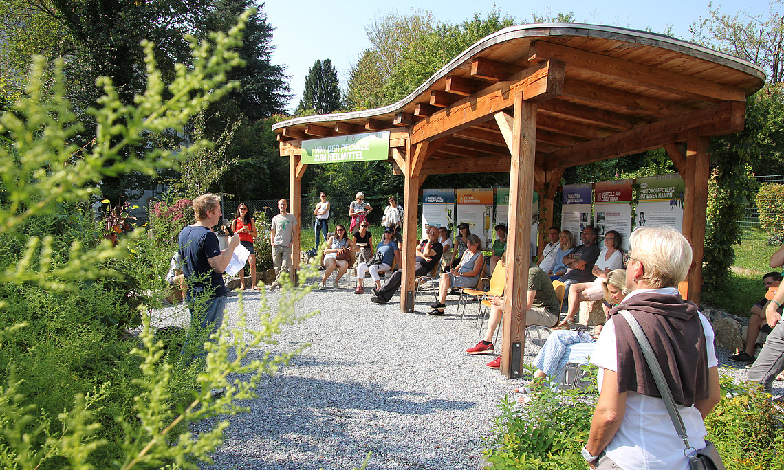 Molekularbiologe Fritz Treiber referierte im Bauerngarten über regionales Superfood (Foto: Uni Graz)
