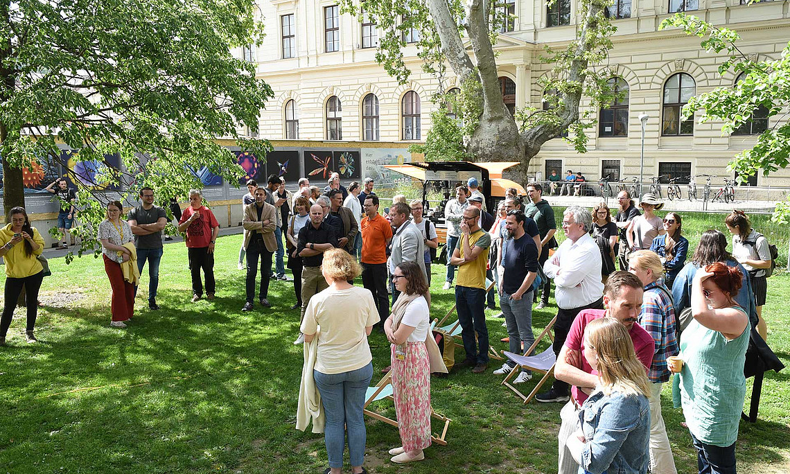 Besucher:innen bei der Veranstaltung auf der Campuswiese 2024