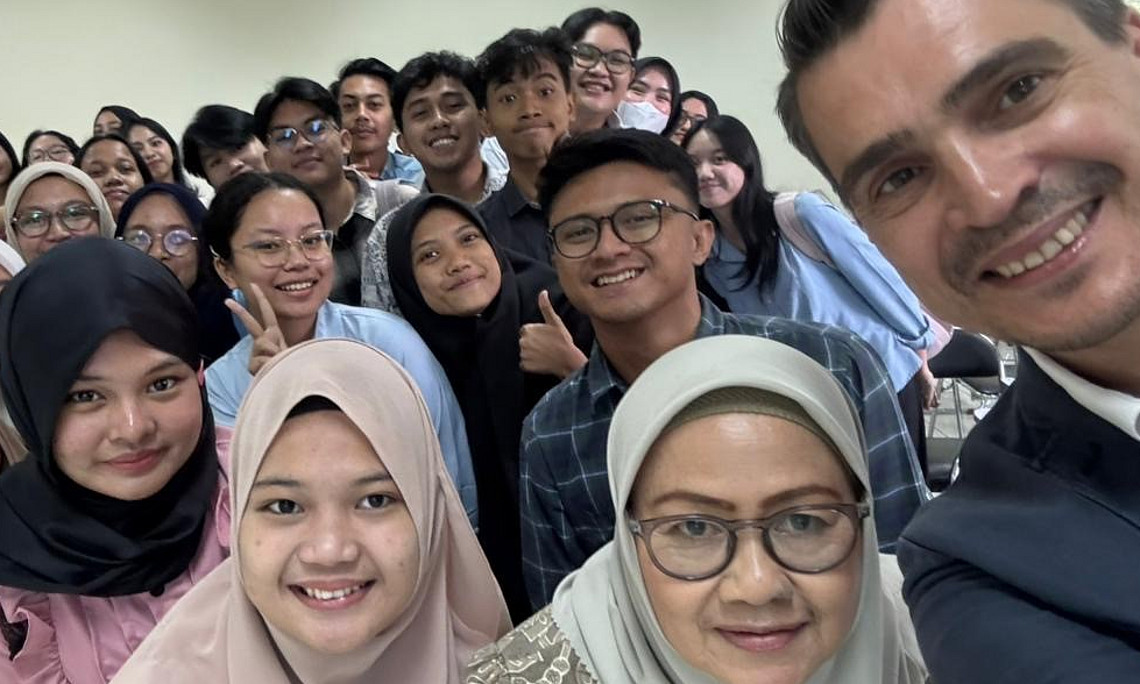 Bild zeigt Dr. Hirt und indonesische Student*innen