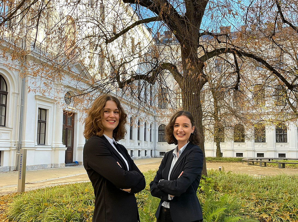 Sophie Lutzmayr und Natascha Gojkovic im Innenhof der Universität Graz ©Anna Lena Hörzer 