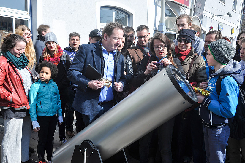 Arnold Hanslmeier vom Institut für Physik und sein Team standen für Fragen rund ums seltene Sonnen-Spektakel zur Verfügung. Fotos: Uni Graz/Pichler