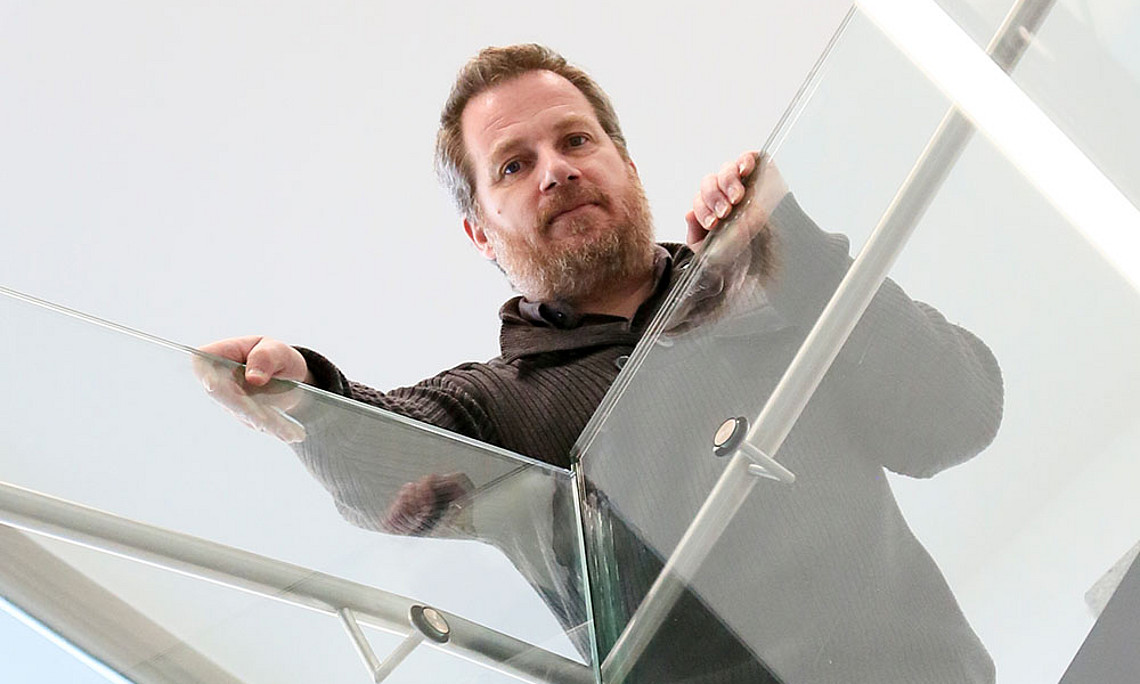 Werner Seebacher entdeckte einen alternativen Reaktionsweg zur Synthese neuartiger Piperidone. Diese können zur Herstellung von Arzneistoffen genutzt werden. Foto: Uni Graz/Tzivanopoulos