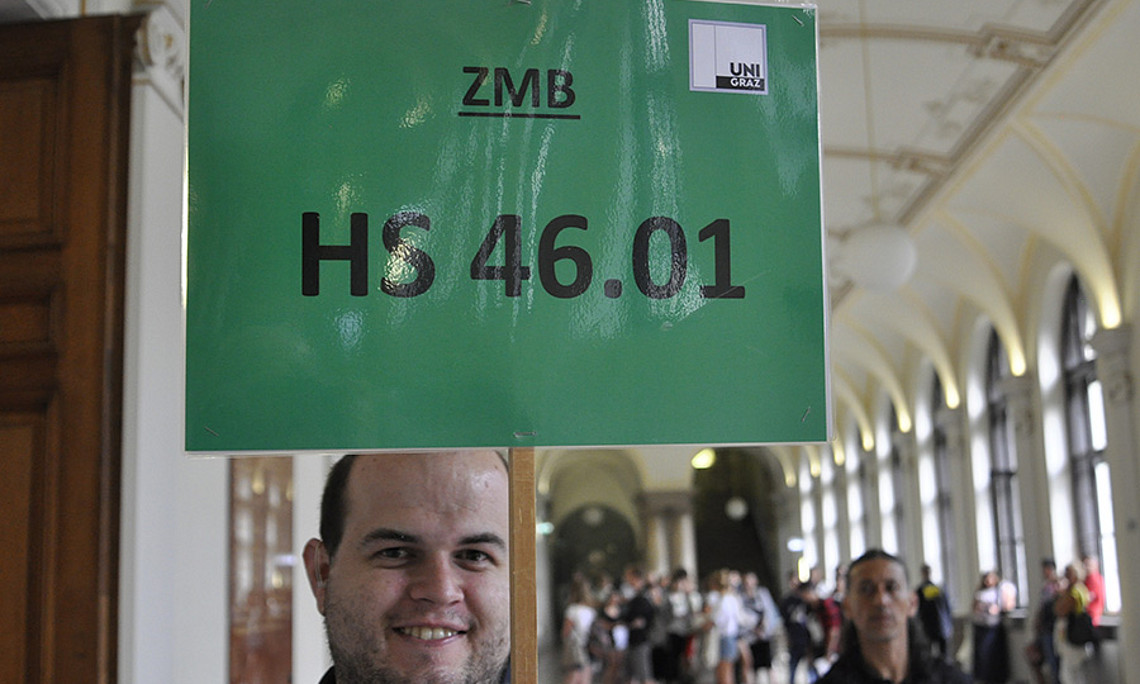 Die TeilnehmerInnen wurden vom Check-in in der Aula zu den Hörsälen gelotst. Foto: Uni Graz/Schweiger