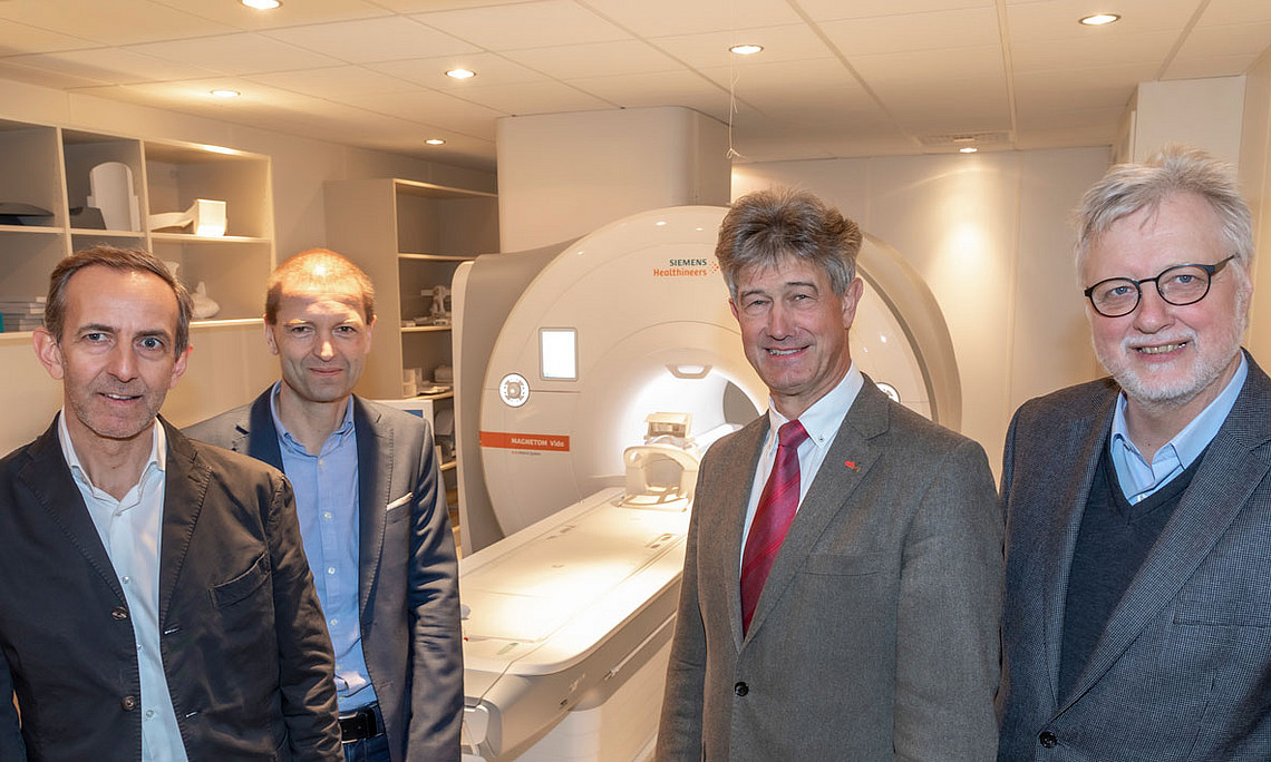 Das Upgrade für den MR-Scanner wurde mit Robert Krause (Co-Director BioTechMed-Graz), Christof Gattringer (Vizerektor für Forschung und Nachwuchsförderung der Uni Graz), Harald Kainz (Rektor der TU Graz) und Rudolf Zechner (Director BioTechMed-Graz) (v.l.) offiziell aus der Taufe gehoben. Foto: TU Graz/Jimmy Lunghammer