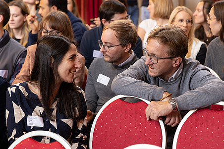 MetAGE-Two-researchers-talking ©Harry Schiffer