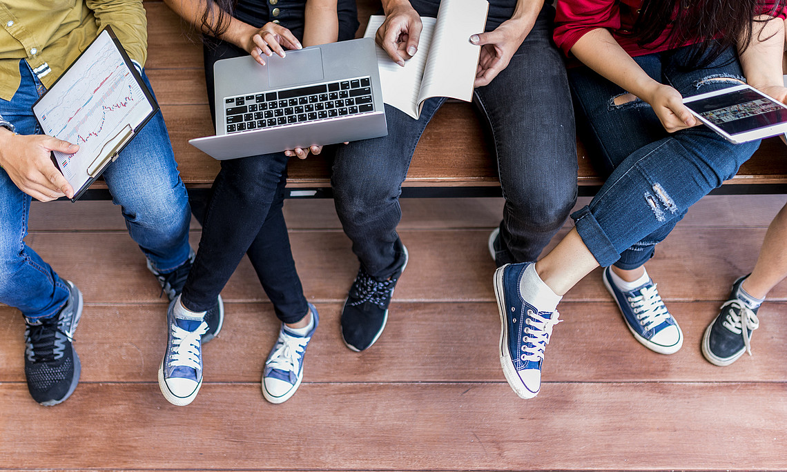 Students using digital tools - Image: stock.adobe.com / iBrave