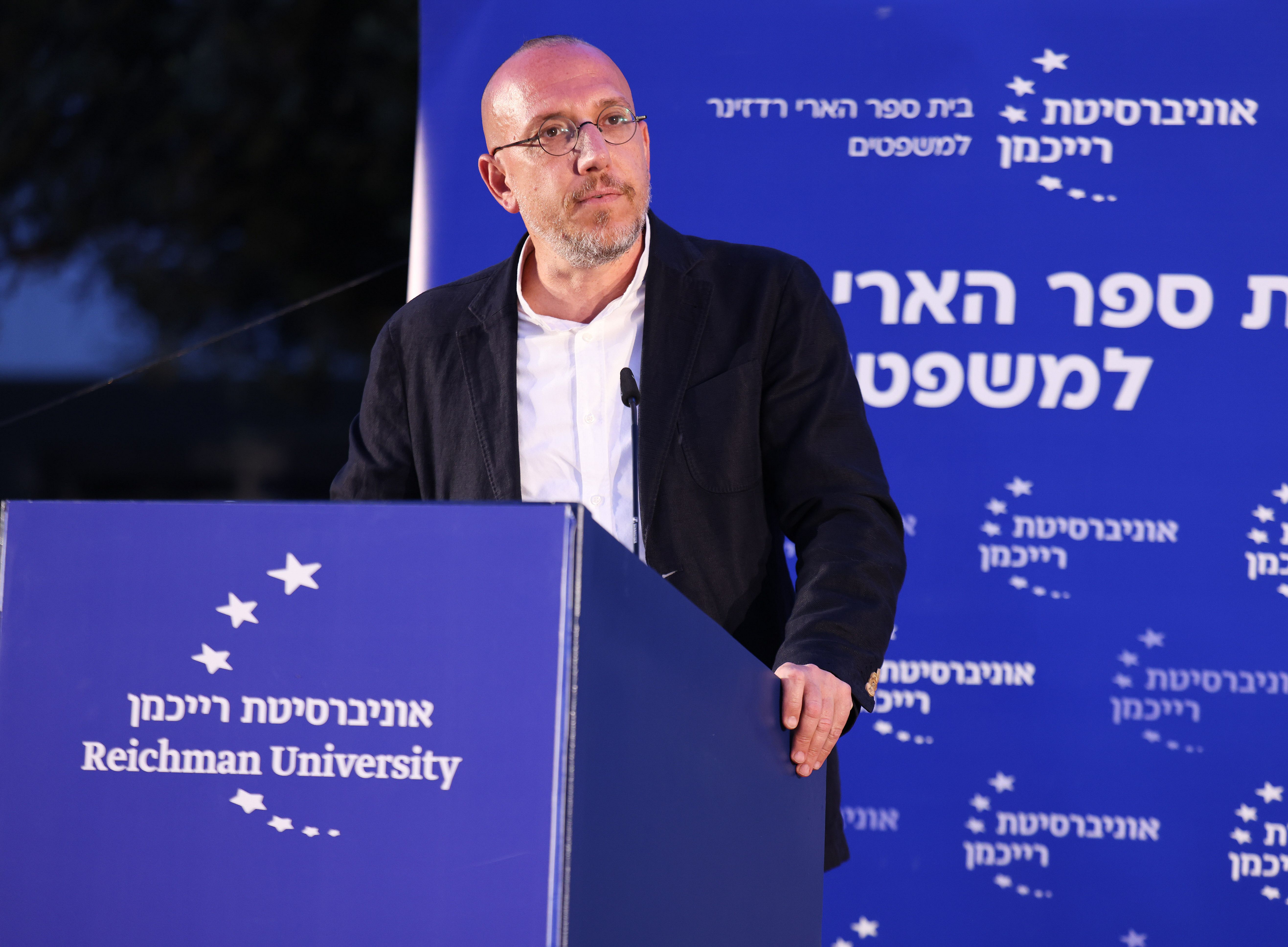 Prof. Zemer presenting at a conference ©Gilad Kavalerchik