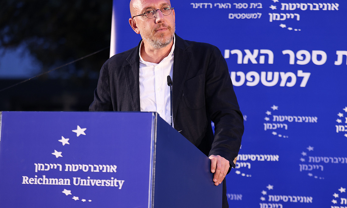 Prof. Zemer presenting at a conference