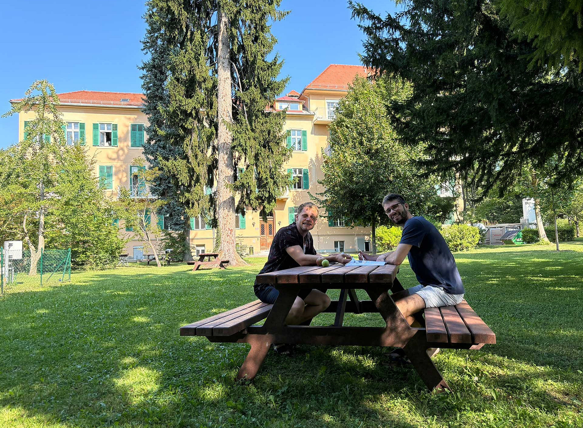 Zwei Personen sitzen am Tisch 