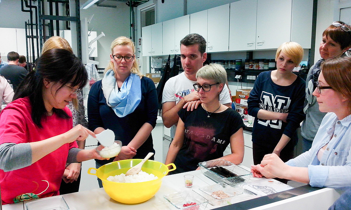 Japan-Feeling im Geschmackslabor der Uni Graz: Es wurde mit neuen Methoden gekocht und verkostet. Alle Fotos: Uni Graz/Fritz Treiber