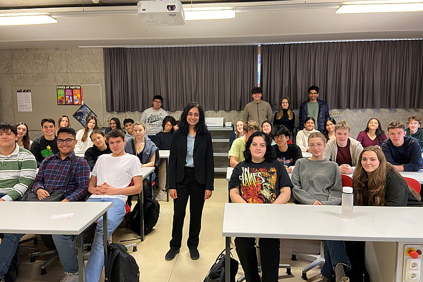 Fulbright NAWI Graz Professorin Krupa Ramasesha mit Schüler*innen