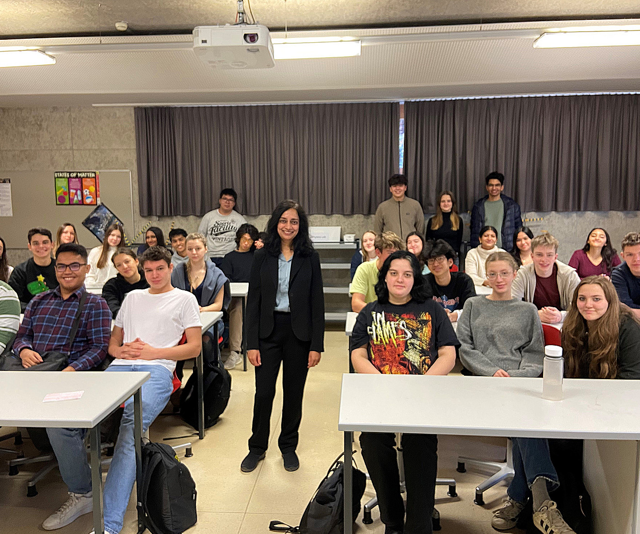 Fulbright NAWI Graz Professorin Krupa Ramasesha mit Schüler*innen