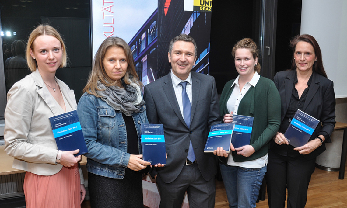 Buchpräsentation und Diskussion: Die HerausgeberInnen Hanna Salicites (links) und Sascha Ferz mit den Teilnehmerinnen am Podium, Mag. Uli Reimerth, Geschäftsführerin der Gesellschaft für Steirische Kinderdörfer GmbH, Mag. Mariella Mayrhofer, Buchauto