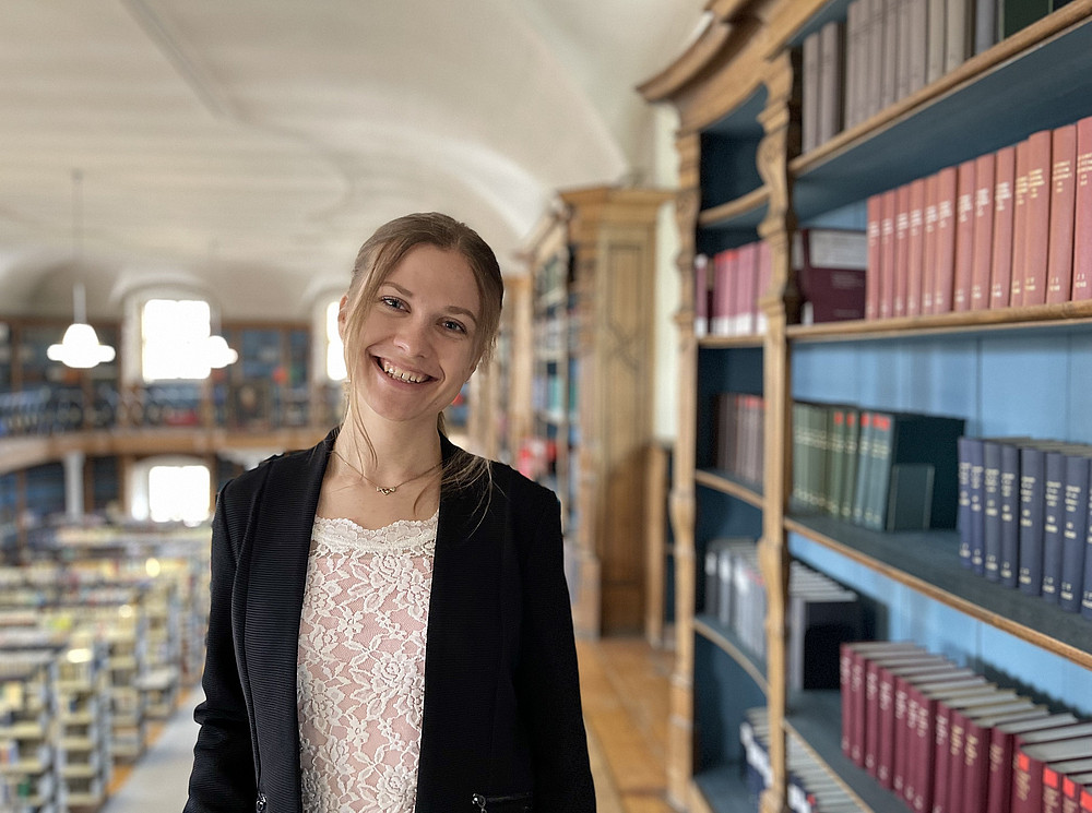 Portrait of Julia Kaidisch in the reading room of Graz University Library 