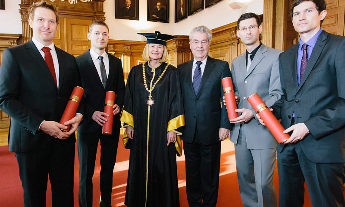 Der Ehrenring der Republik für ausgezeichnete Spitzenleistungen: Bundespräsident Heinz Fischer und Rektorin Christa Neuper mit den sub-auspiciis-Promovenden Andreas Windisch, Christoph Heier, Markus Hopfer und Richard Paul Hofmann (v.l.). Fotos: Uni Gra