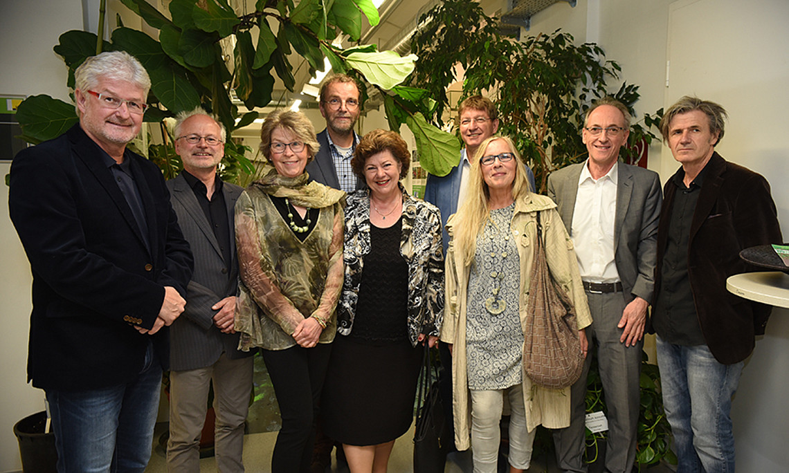 Gäste der Ausstellungseröffnung: Museumsleiter Nikolaus Reisinger, die BiologInnen Martin Grube, Ursula Brosch und Christian Berg, Gemeinderätin Sissy Potzinger, Vizerektor Peter Scherrer, Künstlerin Barbara Raić, Kustos Franz Stangl und Künstler Božo Raić (v. l.) Fotos: Uni Graz/Schweiger