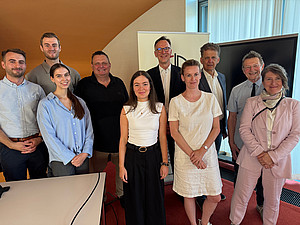 Der Vortragende, Prof. Reissner und der Präsident der GJG, Prof. Löschnigg mit VeranstaltungsteilnehmerInnen 