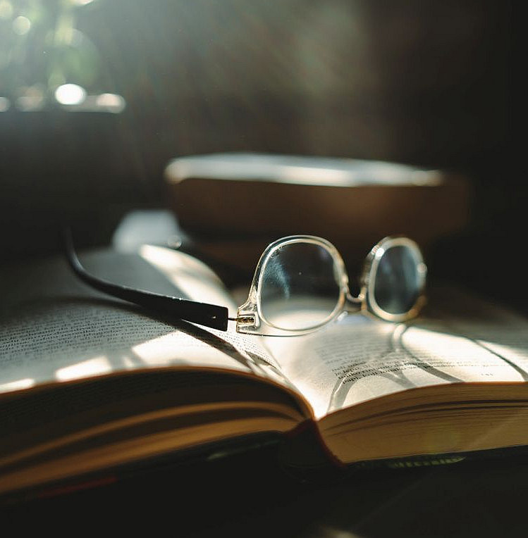 Brille auf Buch ©Dusan - stock.adobe.com