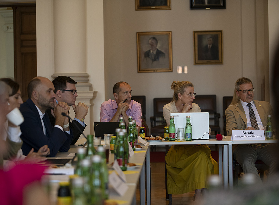 Menschen in einem großen Saal ©Uni Graz/Tzivanopoulos