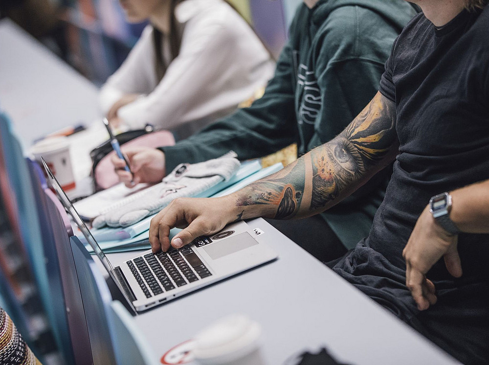 Zwei Personen sitzen an einem Tisch vor aufgeschlagenen Unterlagen und symbolisieren das Bachelorstudium BWL ©Uni Graz/Kanizaj