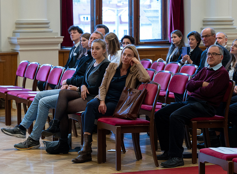 Das Publikum lauscht interessiert den Laudator:innen in der Aula der Uni Graz. ©Uni Graz/Weber