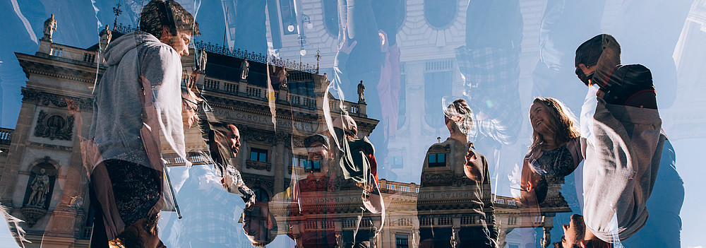 Students in front of the main building ©Uni Graz/Kanizaj