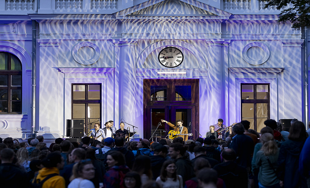 Volles Haus beim Konzert von Candlelight Ficus Extended im Innenhof.