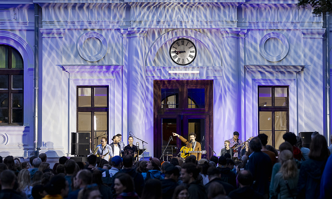Volles Haus beim Konzert von Candlelight Ficus Extended im Innenhof.