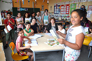 Dekanin Barbara Gasteiger-Klicpera und Bildungslandesrätin Ursula Lackner ließen sich die Lesehefte von den Kindern der Volksschule Brockmanngasse in Graz zeigen. Foto: Uni Graz/Schweiger