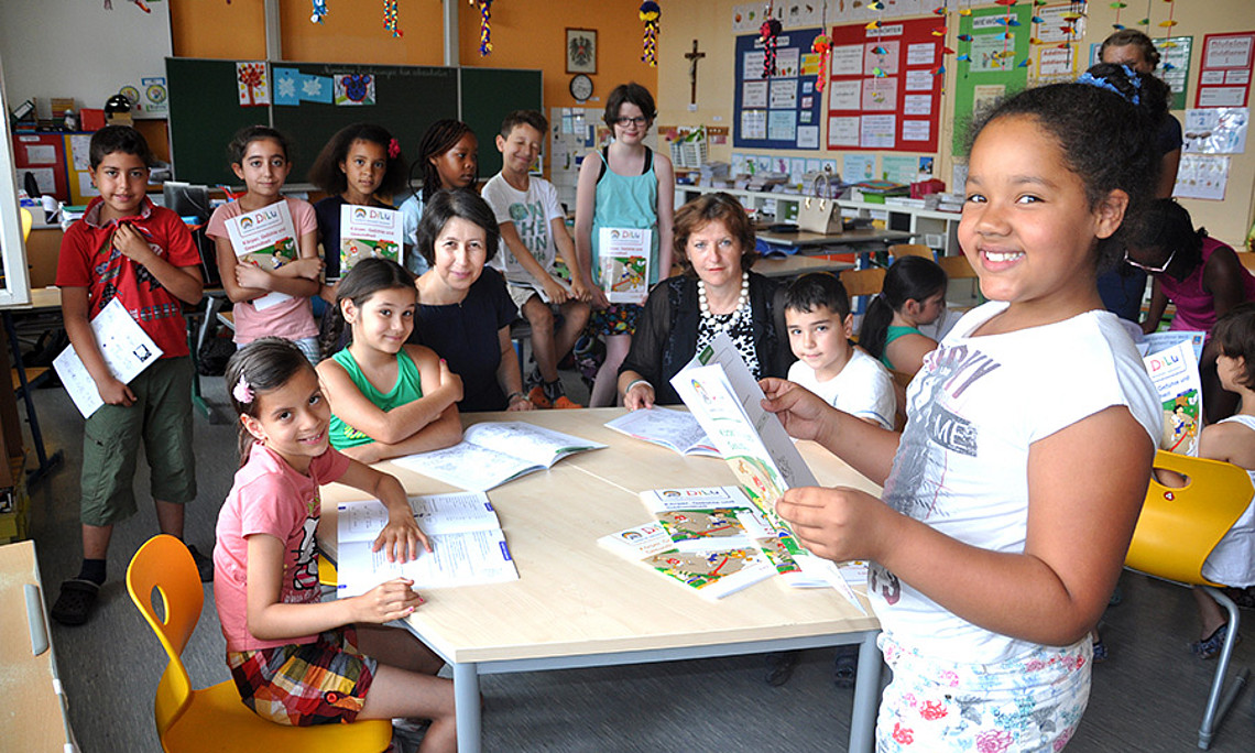 Dekanin Barbara Gasteiger-Klicpera und Bildungslandesrätin Ursula Lackner ließen sich die Lesehefte von den Kindern der Volksschule Brockmanngasse in Graz zeigen. Foto: Uni Graz/Schweiger