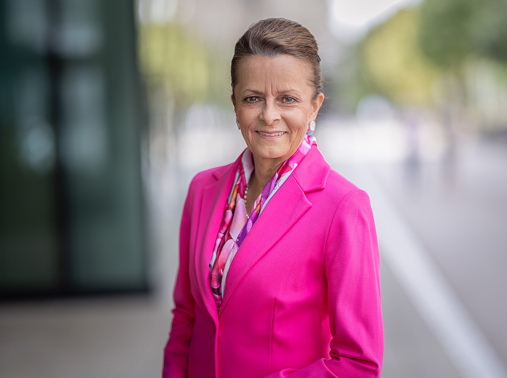 Christine Dornaus, Geschäftsführerin der BIG in einem pinken Blazer auf geblurten Hintergrund ©Daniel Hinterramskogler