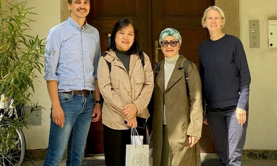Bild zeigt Hilmiana Yudomartono und Nanny Dewi Tanzil, Professorinnen von der Padjadjaran University UNPAD, Prof. Ortlieb und Dr. Hirt