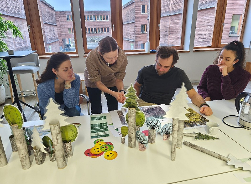 Präsentation der neu entwickelten „Ba(u)mbini-Box“ ©Uni Graz / Nemling