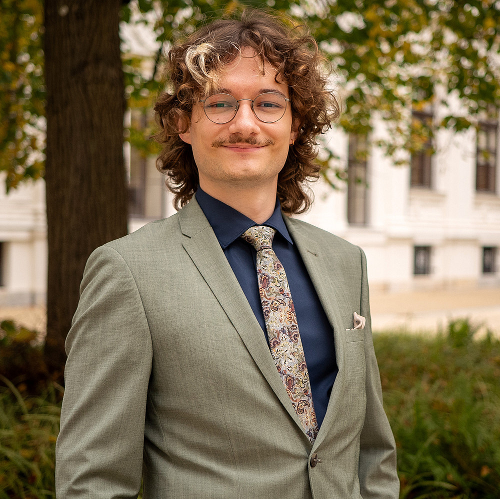 Portrait Paul Schweighofer im Innenhof der Universität 