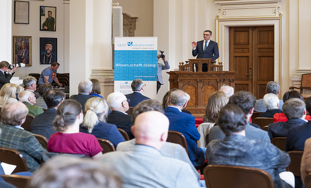 Patrick Cramer, Präsident der Max-Planck-Gesellschaft in der Aula vor Publikum