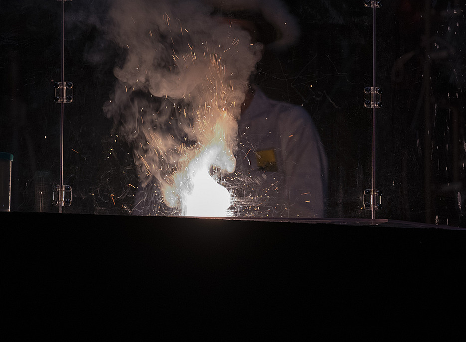 Eine Stichflamme auf einem Tisch ©Uni Graz/Angele