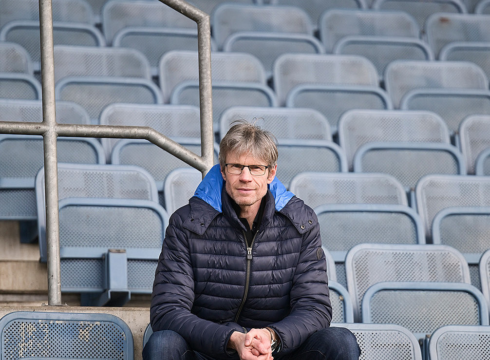 Ein Mann sitzt alleine auf einer Tribüne. ©Tzivanopoulos