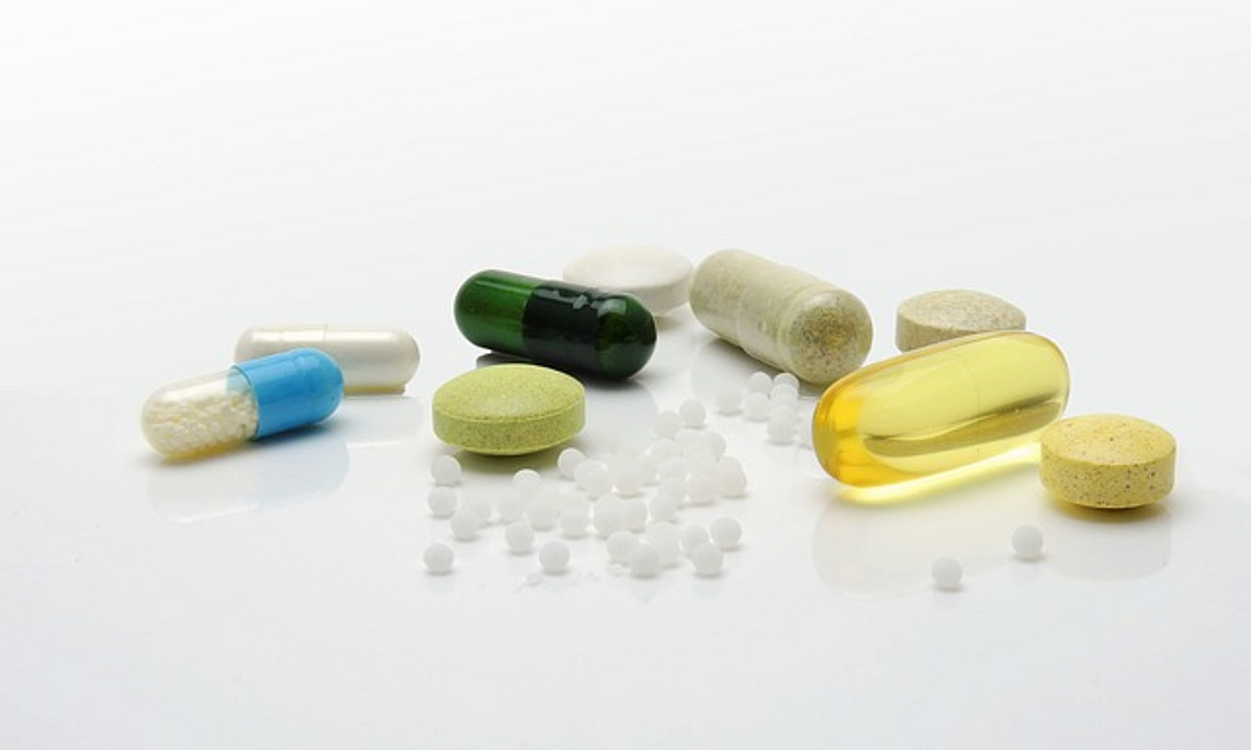 Eva Roblegg und Simone Eder haben ein Medikament entwickelt, bei dem die unkontrollierte Ausschüttung der Wirkstoffe nicht passiert, selbst wenn man dieses mit Alkohol einnimmt. Foto: WerbeFabrik/pixabay.com