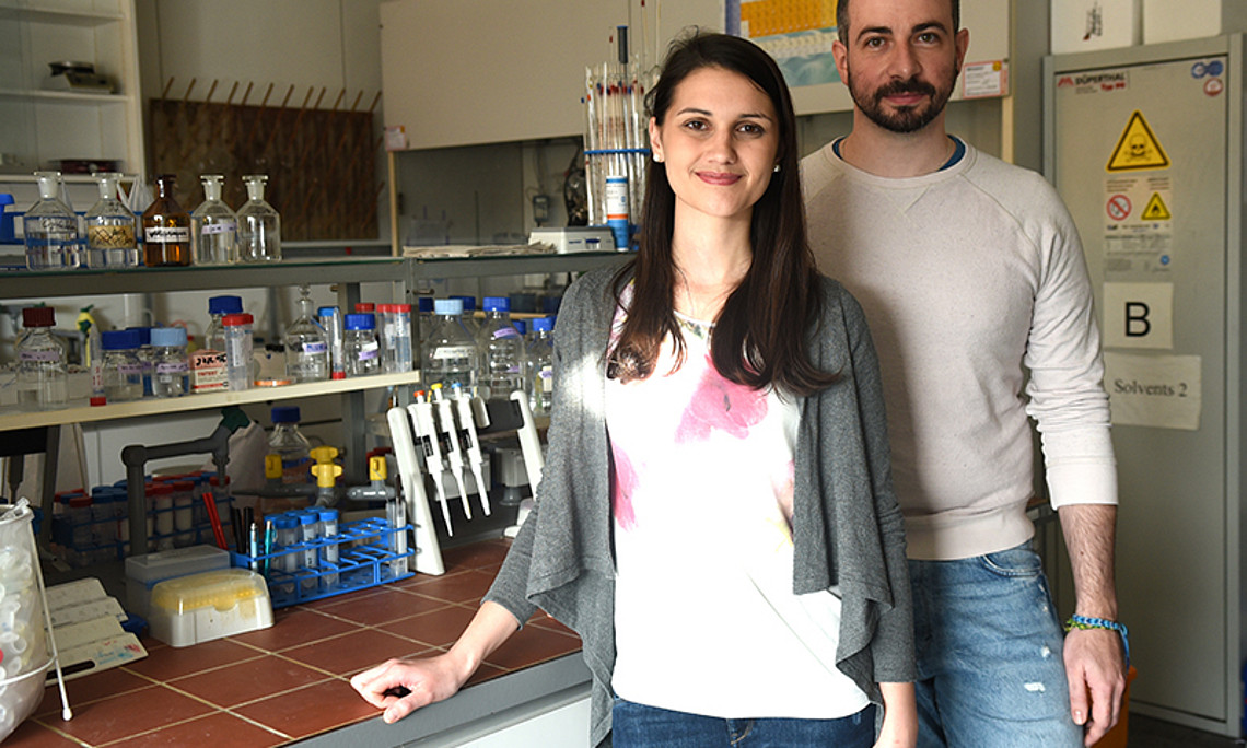 Julia Blesl und Stefan Velikogne forschen in der Doktoratsschule Chemie von NAWI Graz. Foto: Uni Graz/Schweiger 