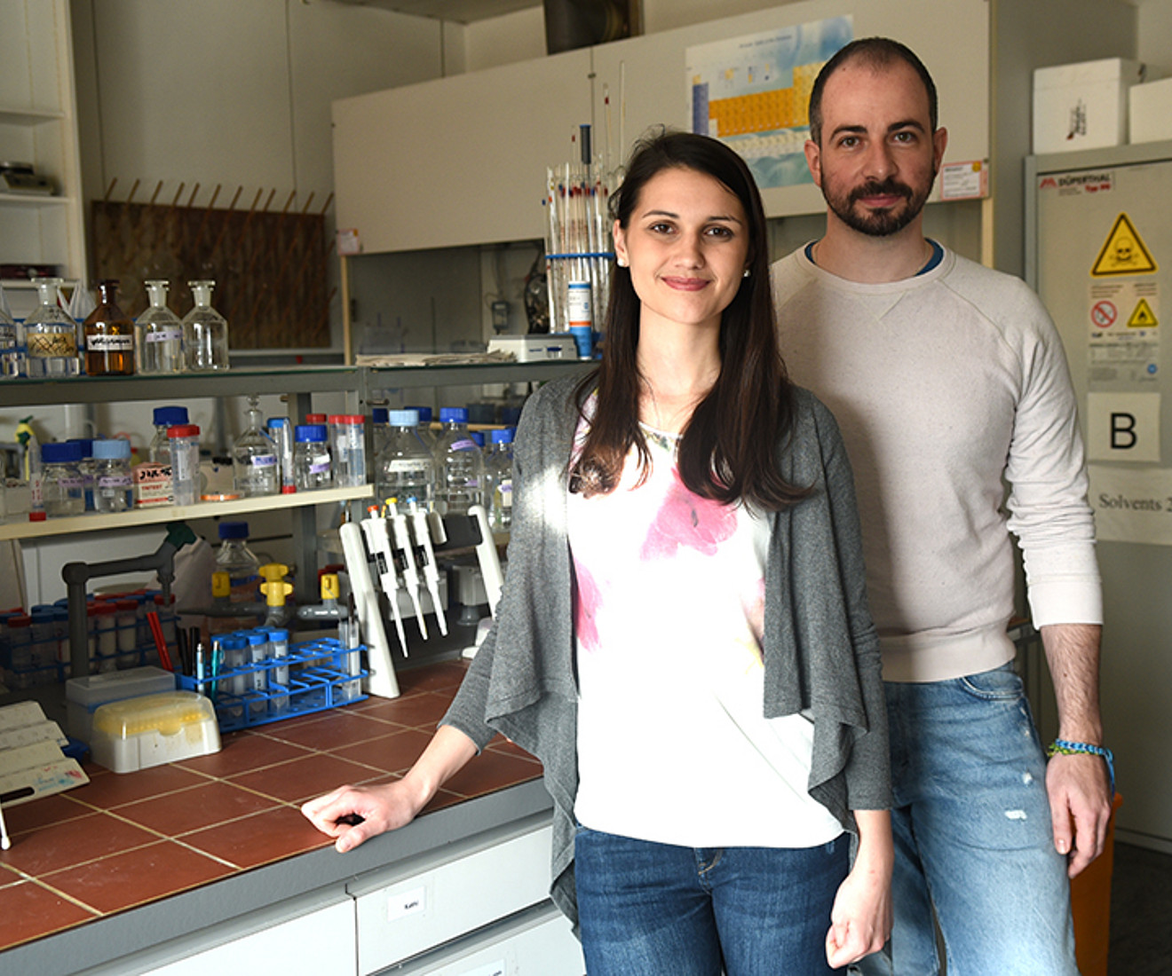 Julia Blesl und Stefan Velikogne forschen in der Doktoratsschule Chemie von NAWI Graz. Foto: Uni Graz/Schweiger 