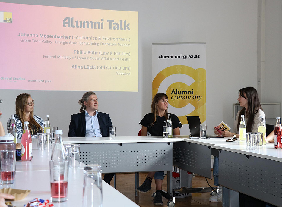Personen sitzen an einem Tisch und reden miteinander ©Viktoria Schett