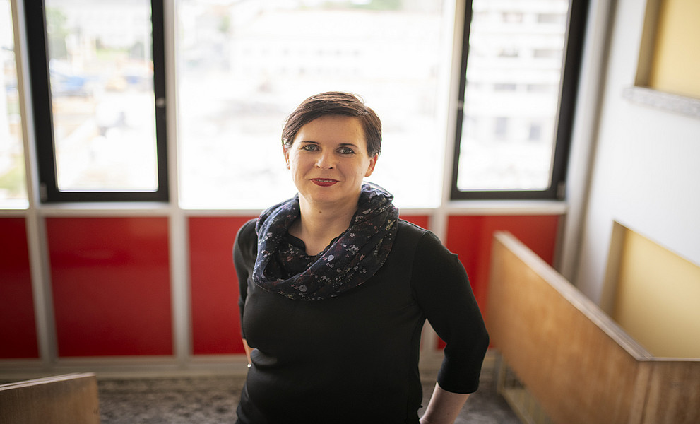 Britta Breser steht im Stiegenhaus